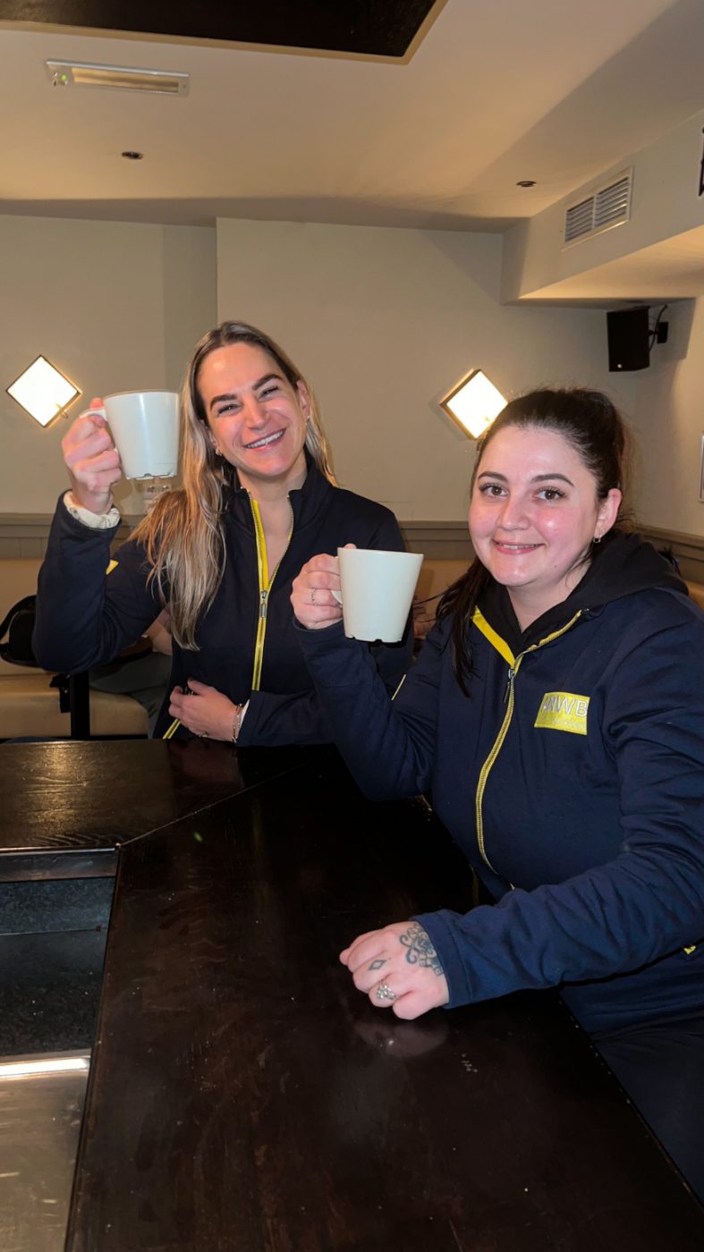 Bergwerker Zoë met een collega in de ANWB kantine