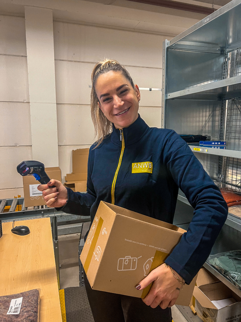 Bergwerker Zoë op de afdeling Webshop van ANWB Retail in Harderwijk