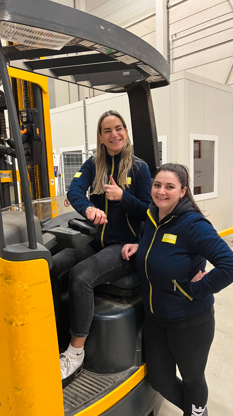 Bergwerker Zoë samen met collega op de heftruck bij ANWB in Harderwijk