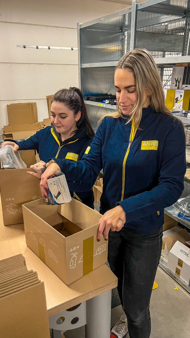 Bergwerker Zoë pakt samen met een collega webshop bestellingen in bij ANWB