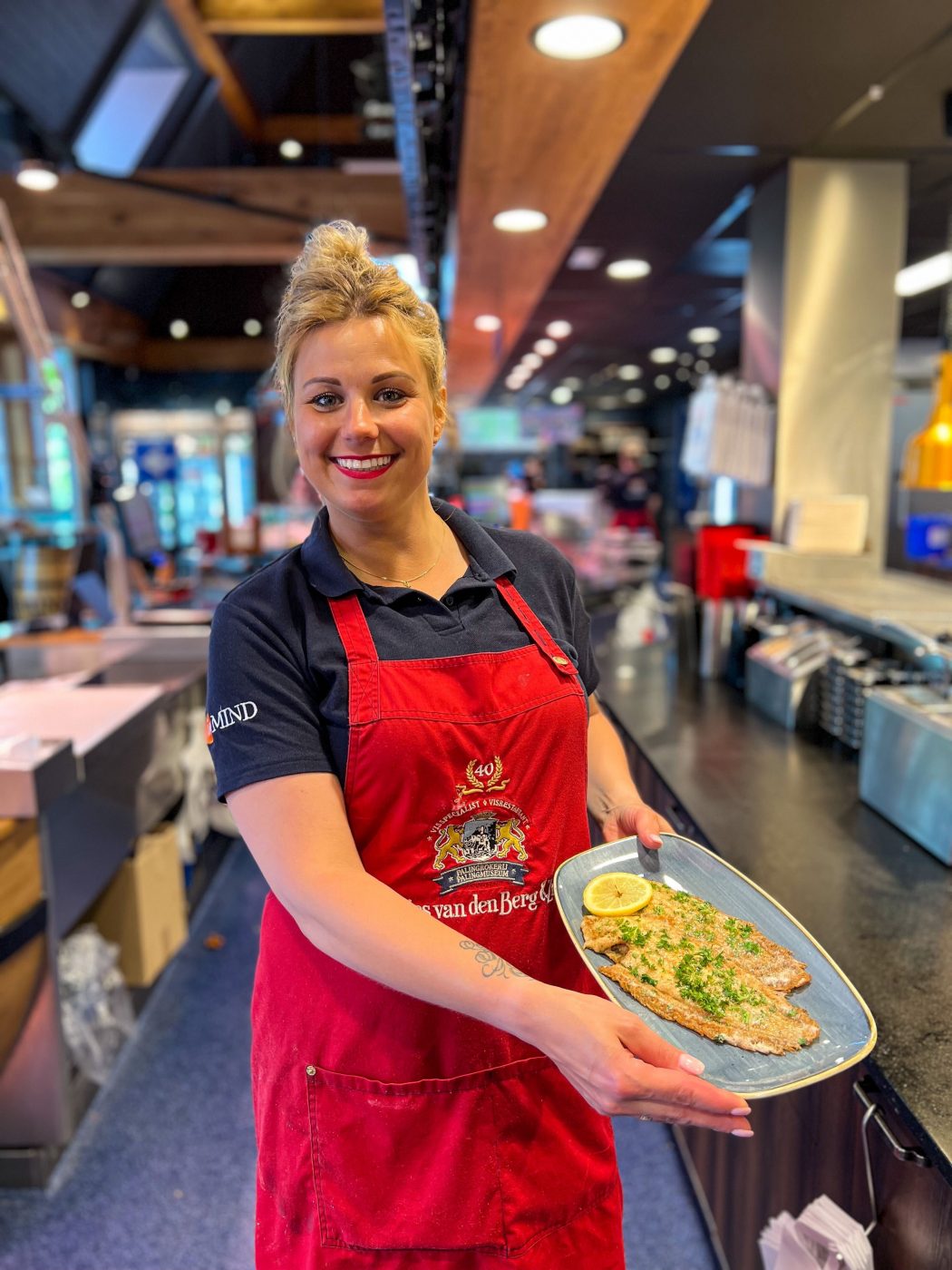 Medewerker serveert bij dries van den berg