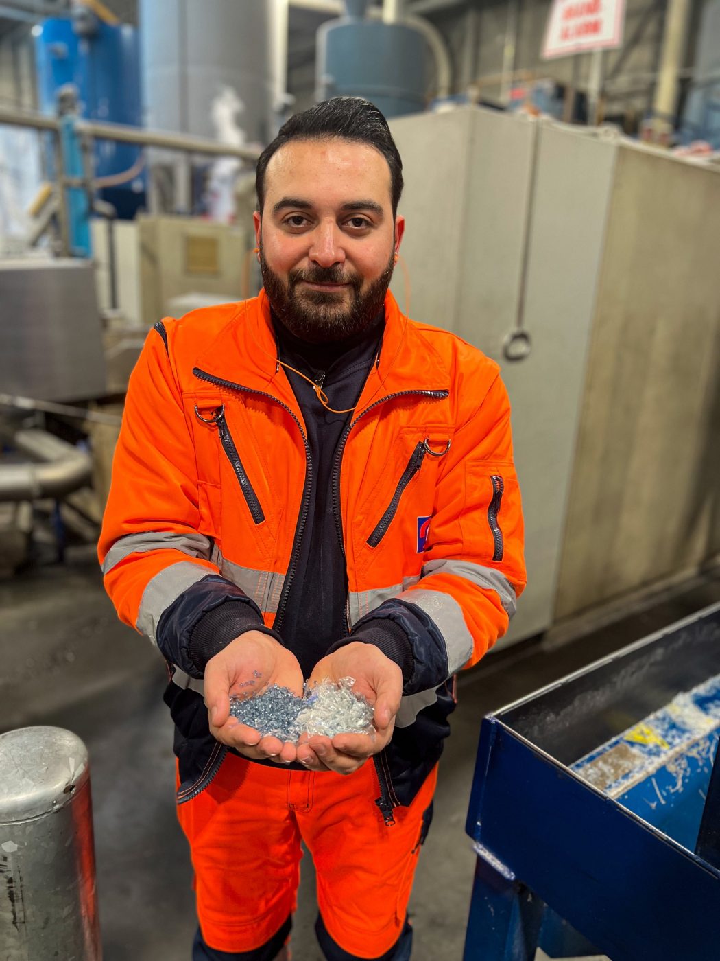 productiemedewerker morssinkhof plastics zeewolde mustafa met plastic