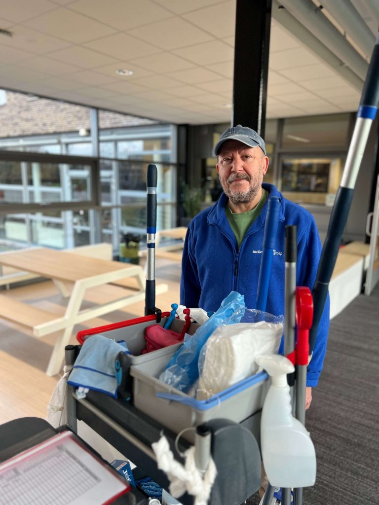 67-jarige hassan - schoonmaker inclusief groep - bergwerk