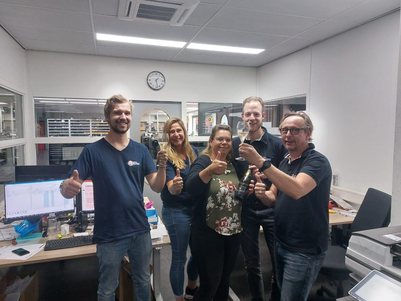 Team binnendienst van Büchli proost op het weekend!